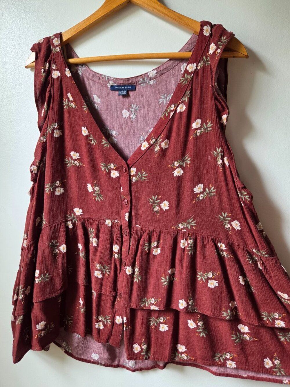 EUC AMERICAN EAGLE OUTFITTERS DITSY FLORAL V NECK BUTTONED TIERED TANK TOP XL